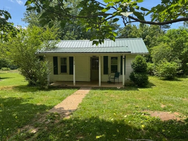 2 Bedroom Bungalow w/ Large Yard - 2 Bedroom Bungalow w/ Large Yard House