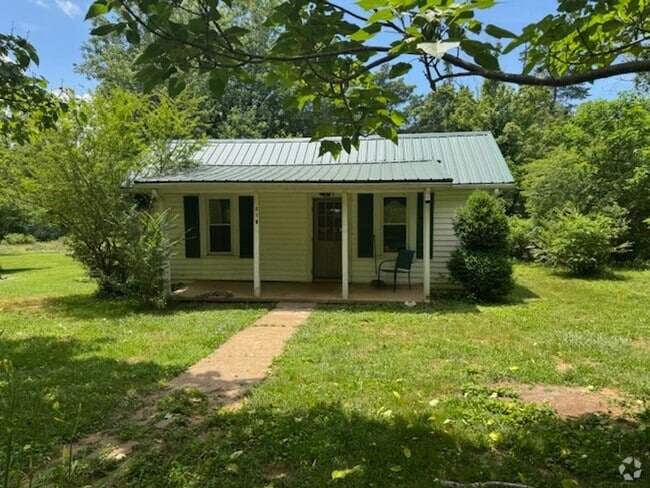 Building Photo - 2 Bedroom Bungalow w/ Large Yard Rental