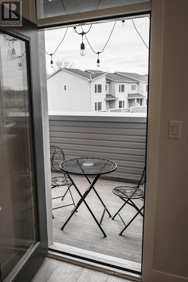 Photo - 925 Deveron Crescent