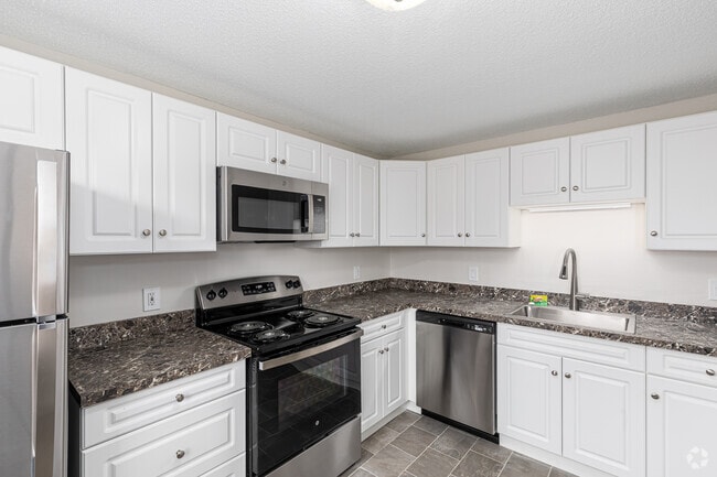 1 BD, 1 BA (700sqft) - Kitchen