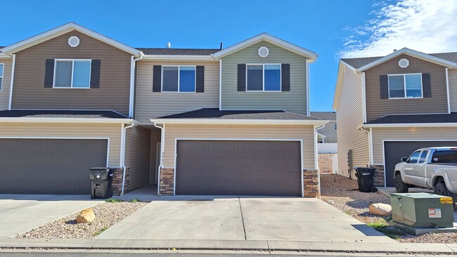 Building Photo - 3 Bedroom 2.5 Cedar Bend Unit