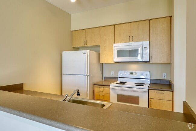 1BR, 1BA + Alcove - 840SF
