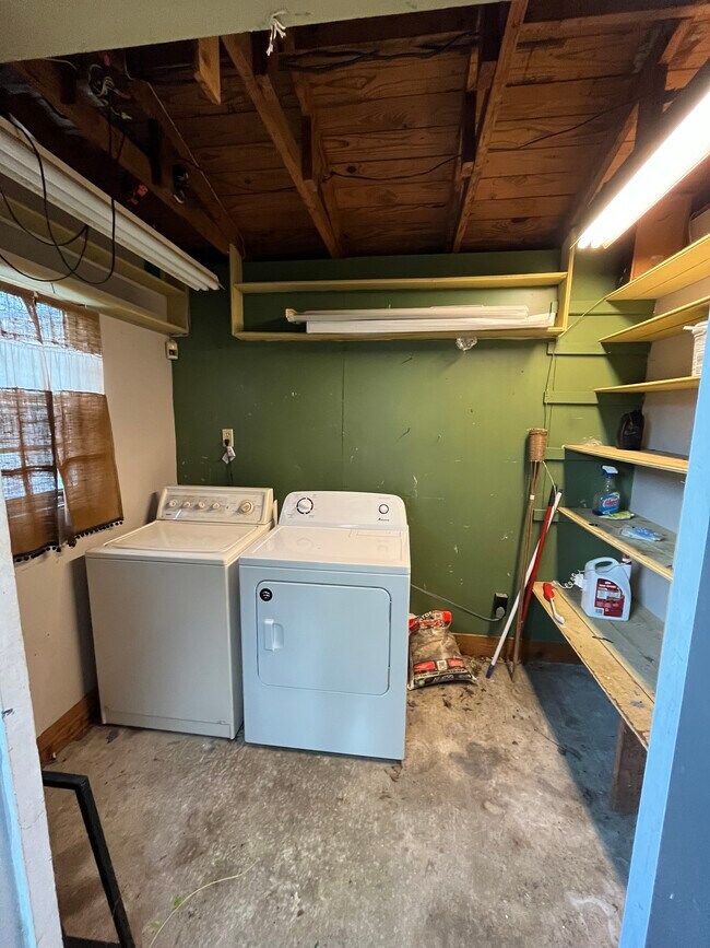 Washer + Dryer/Extra Storage - 429 Saint Thomas St Unit B