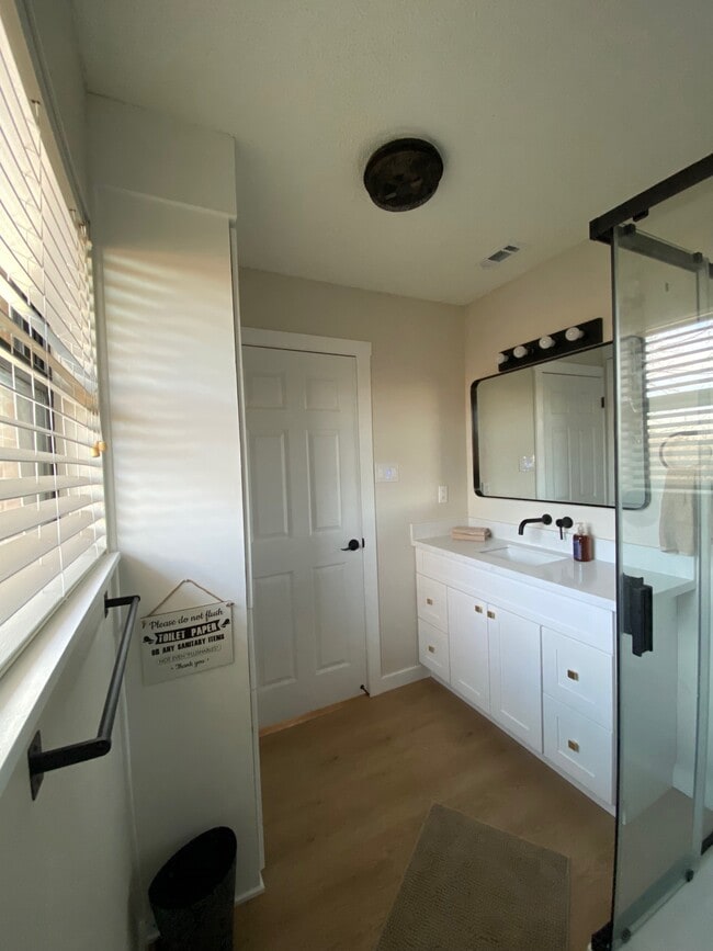 Baño privado - 1106 Sherry Ln