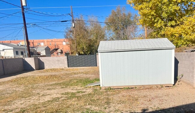 Photo - 915 Iron Ave SW