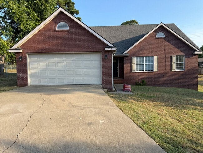 Building Photo - Nice 3 Bed, 2 Bath, 2 car garage. House To...