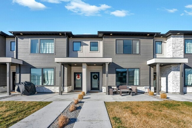 Building Photo - 923 S 950 W