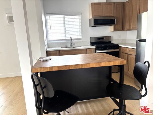 Building Photo - 132 Normandie Ave Unit 4