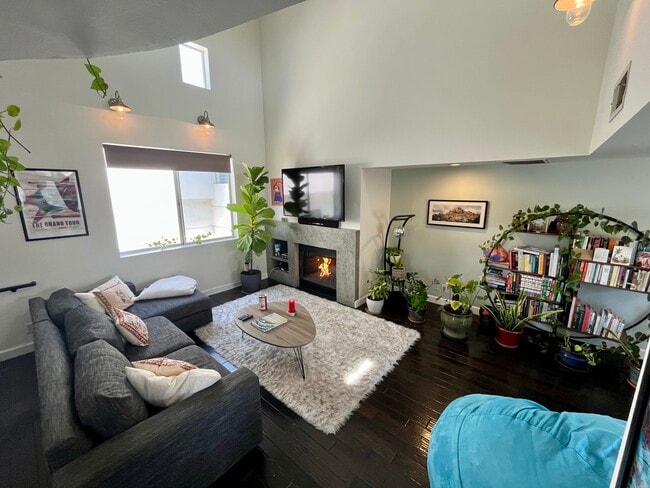 Living room w/fireplace - 1240 25th St Unit 1240 25th  4