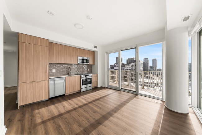 Building Photo - 88 Bathurst St