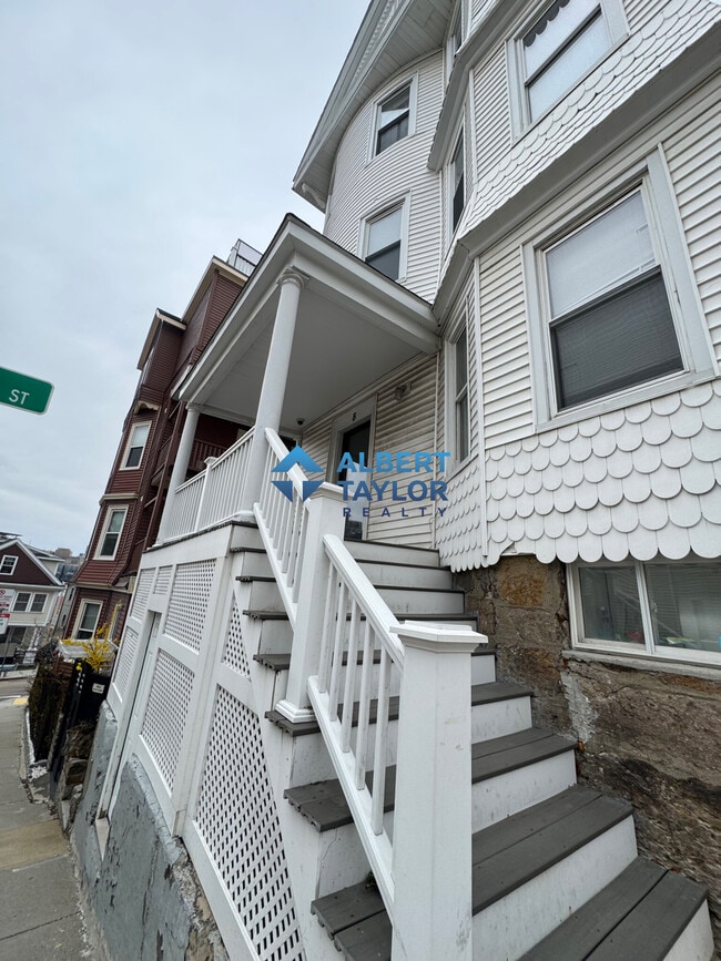 Building Photo - 8 Sunset St Unit 4