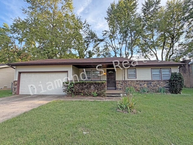 Building Photo - 3 Bedroom Home Located Near Sunset & Campbell