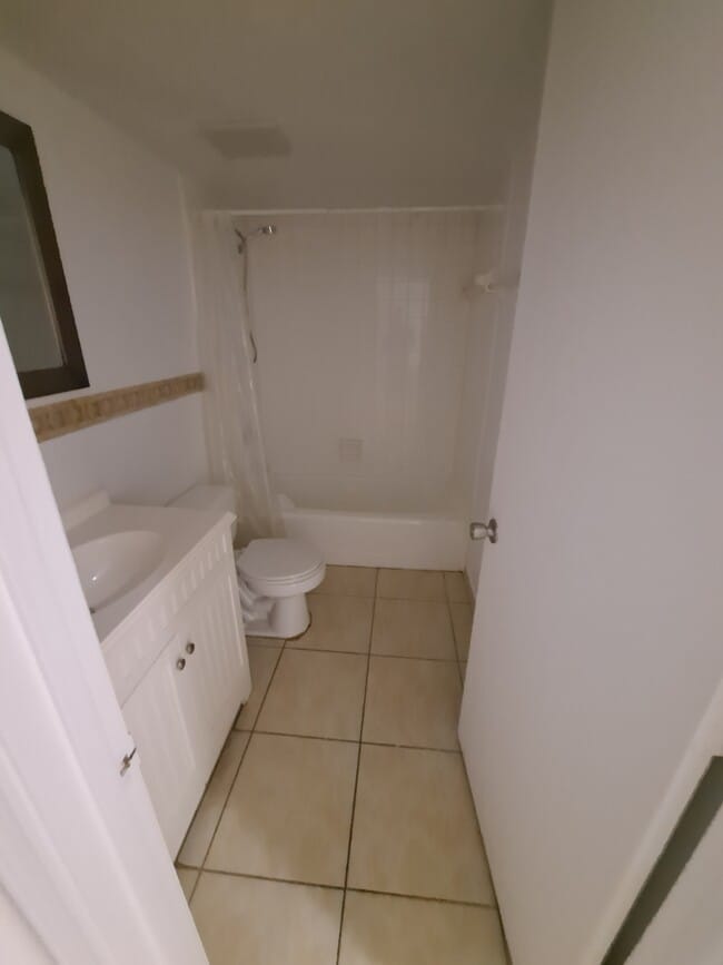 Photo - 2360 SW Archer Rd Unidad 703