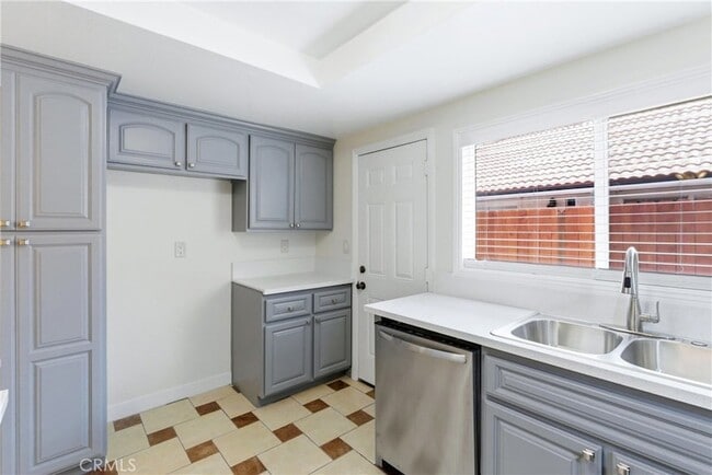 Photo - 7082 Heil Ave