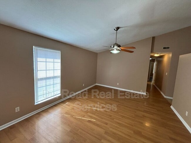 Photo - 954 Hathaway Dr