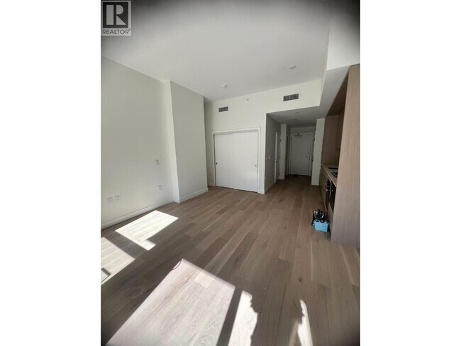 5212 Cambie St. Unit 1xx