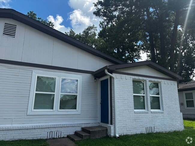 Building Photo - 3 Bedroom 2 Bath Rental
