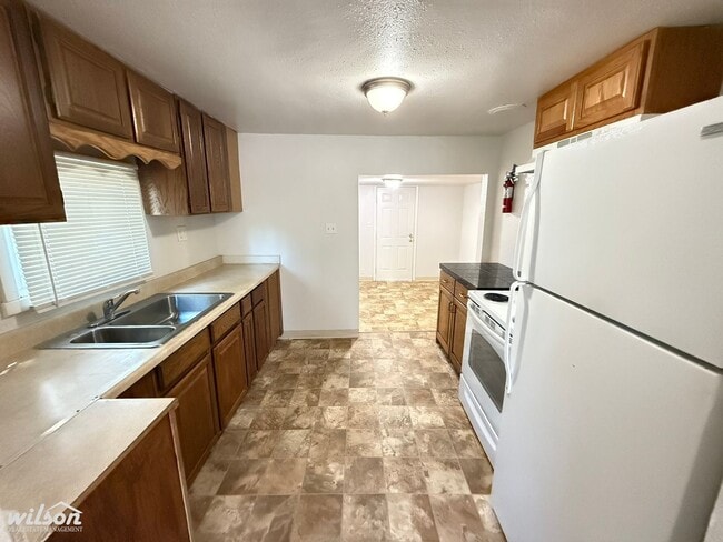 Photo - Spacious Home with Yard and Close to Shopp...
