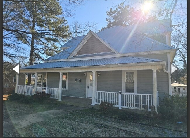 Building Photo - NEW LISTING!!!!!