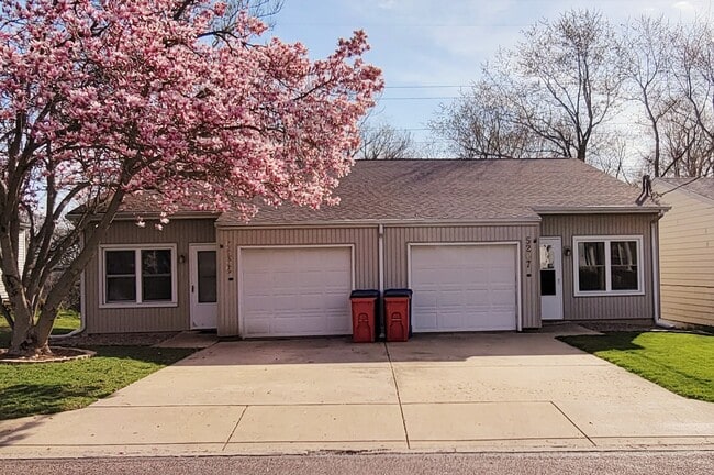 5205 (on left) - 5205 N Montclair Ave Townhome