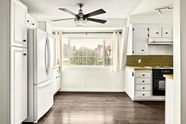 Building Photo - 8130 Redlands St Unit 12