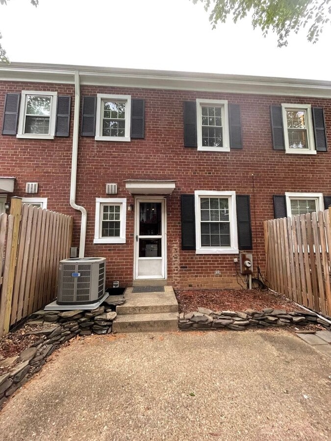 Photo - Gorgeous 2 Bed 2 Bath Interior Townhome In Desired Fairlington Villages