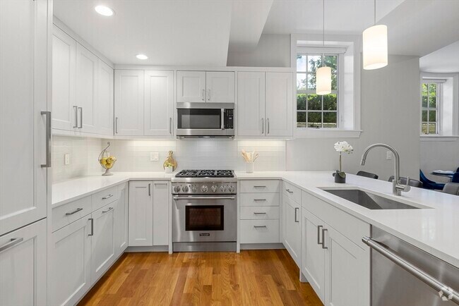 Building Photo - 1248 Beacon St Unit 1 Rental