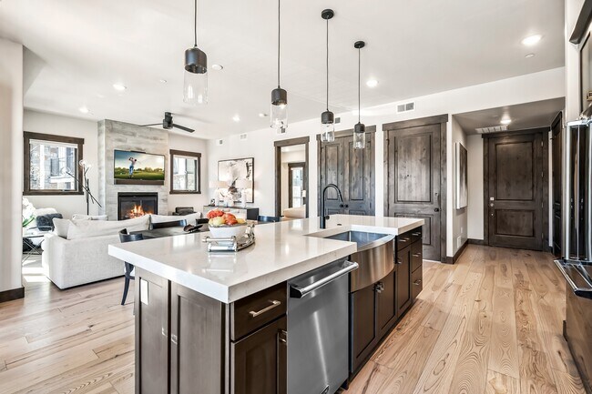 3751 Blackstone Dr Unit 2J