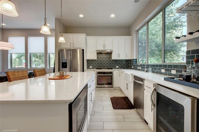 Photo - 2114 Philomena St