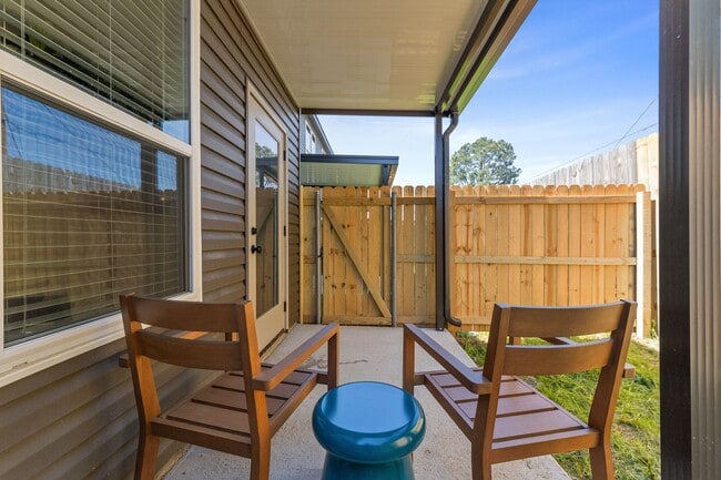 Photo - 406 Highland Oaks Ln