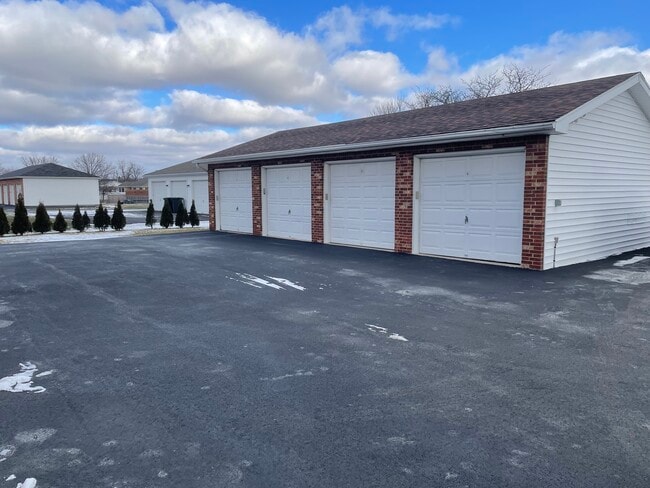garages and parking - 6941 Plaza Dr Unit 2