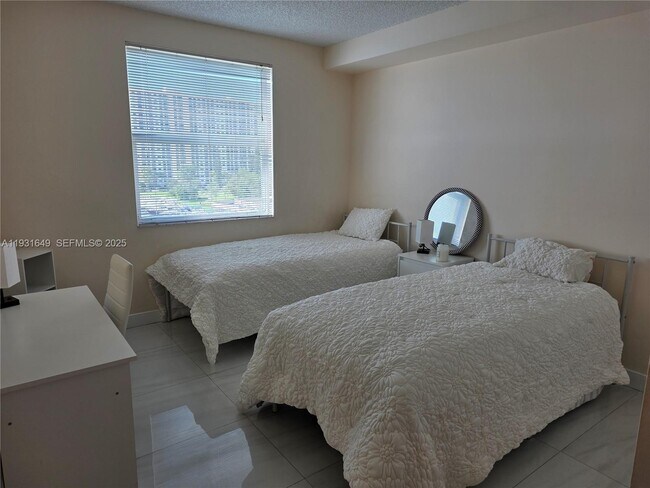 Photo - 17150 N Bay Rd Unidad 2806