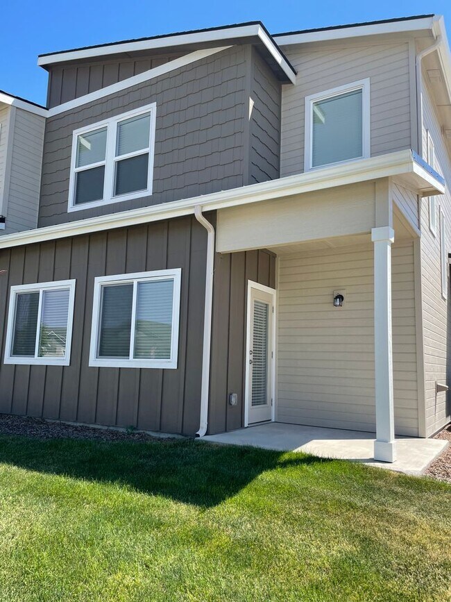 Photo - Available Now- Beautiful Nampa Townhome