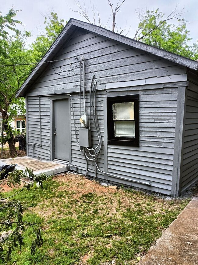 Photo - Beautiful 3 Bed / 1 Bath Home with Large Yard!