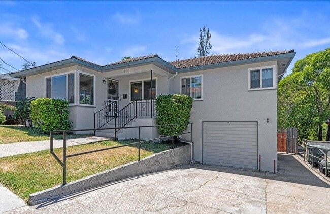 Building Photo - 112 College Way Unit 112 College Way (downstairs studio)