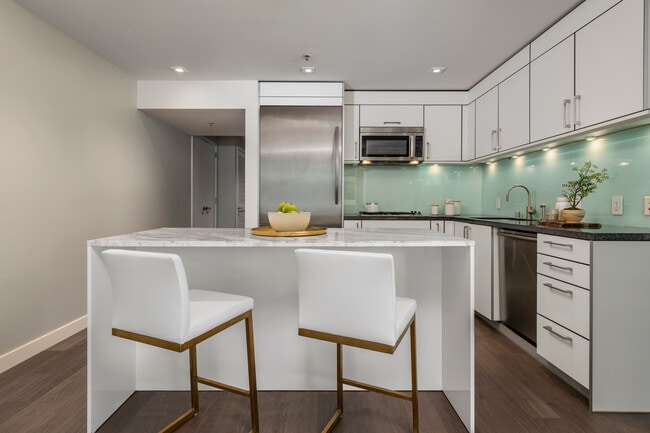 Kitchen - 301 Main St Unit 6F