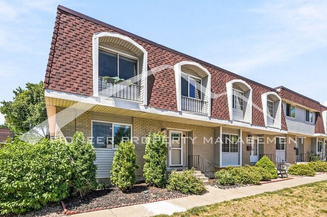 Building Photo - Spacious Townhouse with Washer/Dryer and Central AC