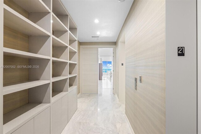 Building Photo - 100 South Pointe Dr Unit 2107