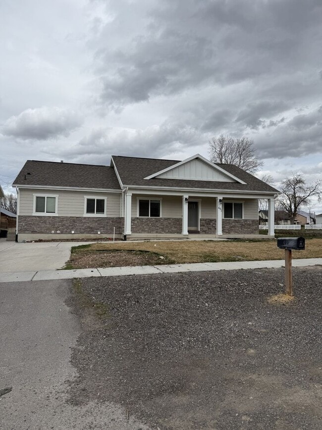 Building Photo - Gorgeous 6-bedroom, 4-bathroom in Charming Salem