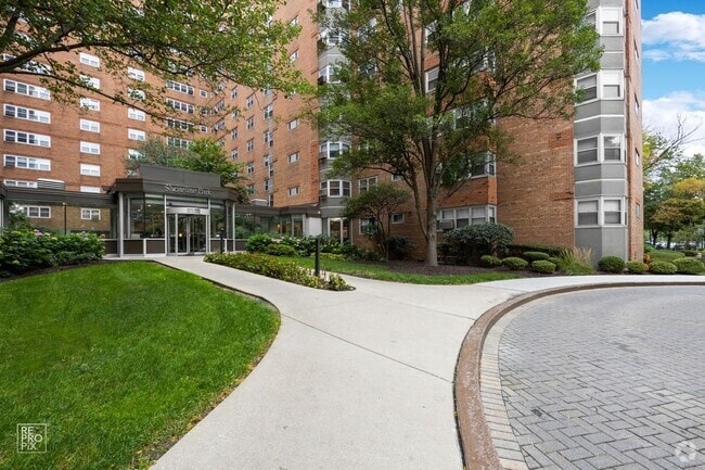 Building Photo - Amazing Lakefront Living on the Park Rental