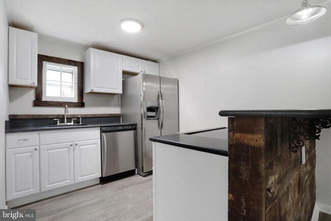 Building Photo - 205 S Princess St Unit 200