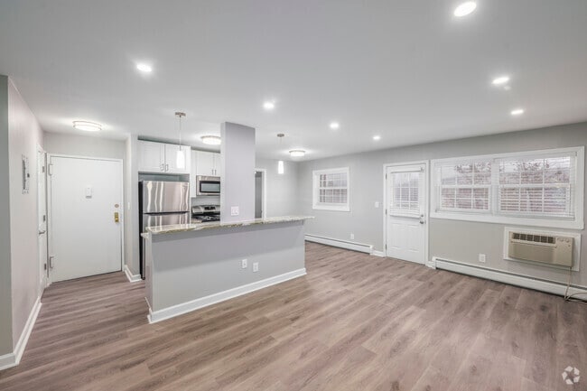 2BR, 1BA - 823SF - Dining Room, Living Room