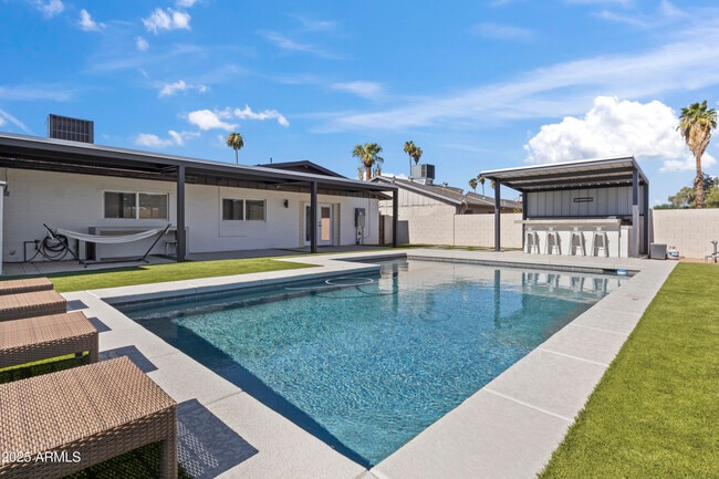 Building Photo - 2166 E Greenway Dr