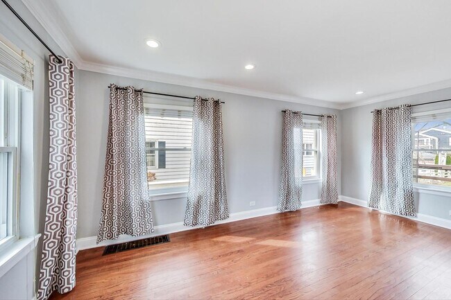 Photo - 402 N Main St