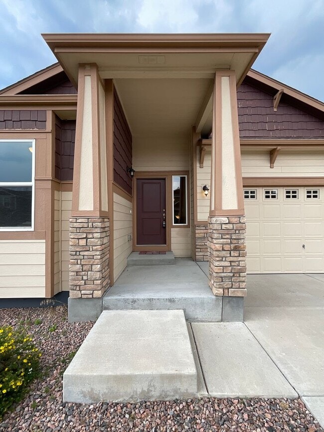 Photo - 4 Bedroom Home Available Near Woodmoor Dr ...