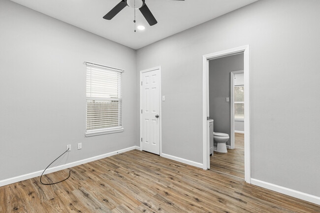 Photo - 221 N Bermuda St