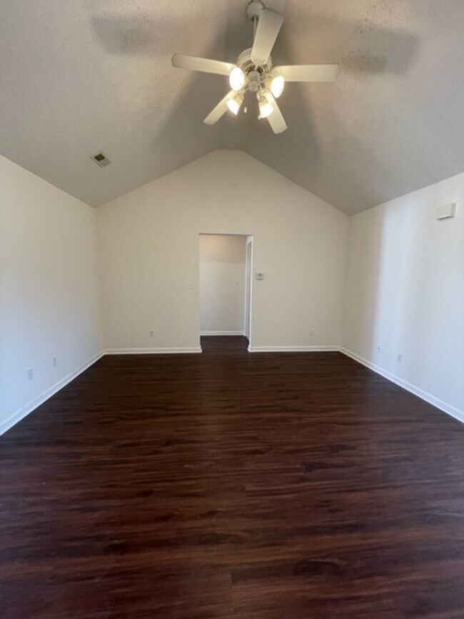 Photo - 216 Applewood Ln
