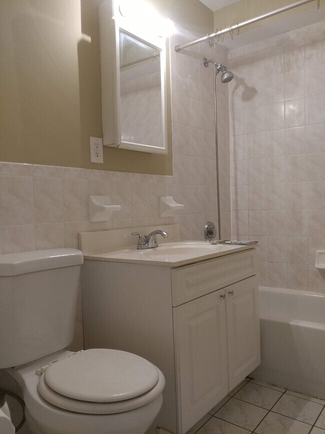 Full Bathroom - 407 College Dr Unit 407
