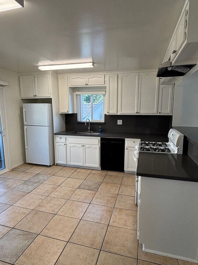 841 W 5th St Unit 4