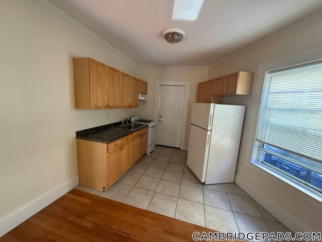 Building Photo - 27 Forest St